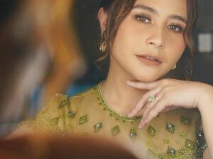 Prilly Latuconsina bikin geger saat dilamar secara langsung oleh seorang pria tampan, netizen sampai iri dibuatnya.