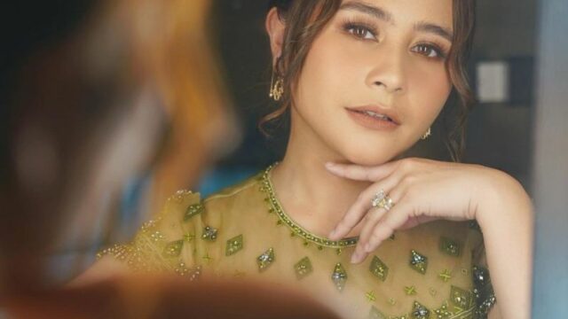 Prilly Latuconsina bikin geger saat dilamar secara langsung oleh seorang pria tampan, netizen sampai iri dibuatnya.
