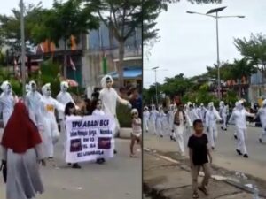 Gerak jalan dengan mengenakan kostum pocong di Kolaka ini sukses mencari perhatian netizen dan sangat menghibur.