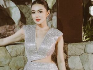 Wika Salim terlihat begitu bahagia berlarian di padang pasir dengan pakaian yang terbuka, netizen malah jadi khawatir dengannya.