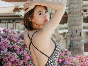 Wika Salim dicurai netizen tidak pernah pakai bra karena selalu pamer punggung mulus tanpa sehelai benang dibagian bekalang tubuhnya.