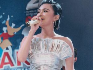 Wika Salim dipuji begitu seksi ketika pamer foto saat meliukkan badan menikmati irama musk ketika perform di Makassar.