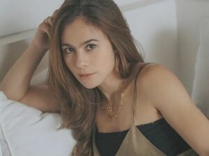 Wulan Guritno tampil begitu cantik hingga meresahkan bagi kaum adam, saat kenakan crop top putih dipadukan dengan rok pendek.