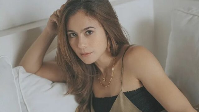 Wulan Guritno tampil begitu cantik hingga meresahkan bagi kaum adam, saat kenakan crop top putih dipadukan dengan rok pendek.