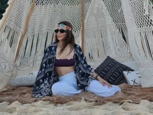 Wulan Guritno asik piknik di tepi pantai dengan mengenakan crop top yang sangat pendek, buat netizen gak berhenti nge-zoom.