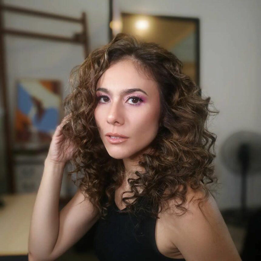 Wulan Guritno memamerkan penampilan baru dengan gaya rambutnya yang keriting. Meski begitu, kecantikannya sama sekali tidak berkurang.