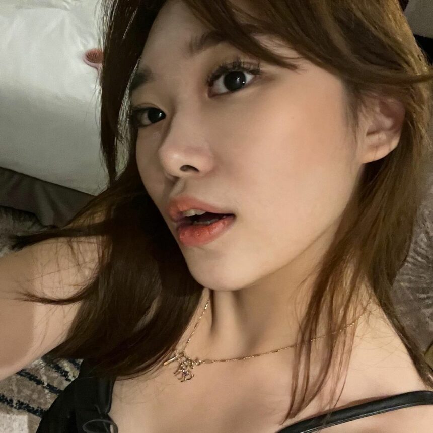 Pamer Pose Rebahan dengan Baju Seksi, Livy Renata Dicap Nakal