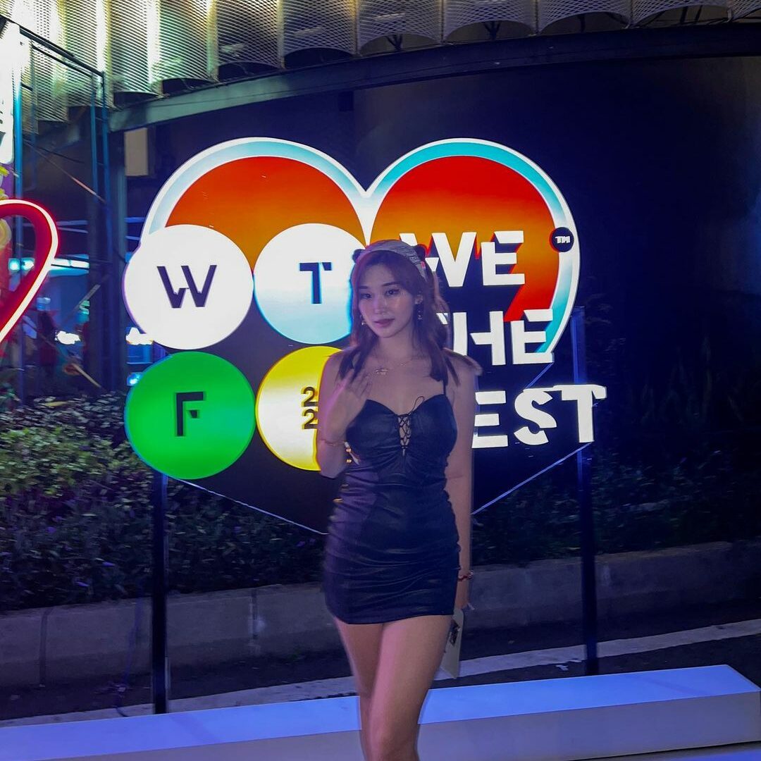 Livy Renata Makin Cute, Intip Gaya Terbarunya dengan Dress Kulit Belahan Terbuka