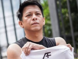 Ariel Noah belum lama ini hebohkan jagat maya dengan aksinya yang membuka baju di atas panggung lalu membagikannya pada penonton.