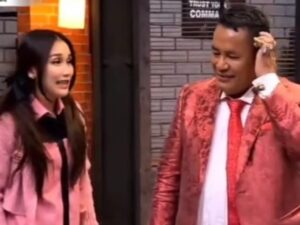 Ayu Ting Ting belum lama ini mendapat tawaran dari pengacara kondang Hotman Paris untuk menjadi asprinya, namun malah ditolaknya.