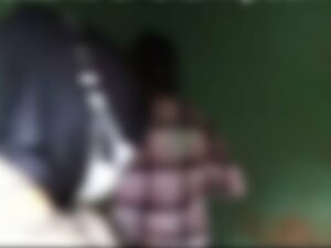 Seorang wanita ditinggalkan oleh pacarnya dalam keadaan tidak berbusana saat di razia sarpol PP di Sidimpuan, Medan, Rabu (28/9/2022).