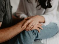 Seseorang yang telah melakukan dosa zina hendaknya menutup aibnya dan segera bertaubat kepada Allah SWT agar diampuni dosanya.
