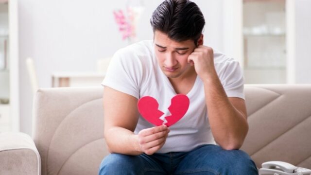 Putus cinta membuat seseorang merasakan sakit yang mendalam dan tak terima keadaan. Tanpa disadari bahwa ikhlas adalah obat luka tersebut.