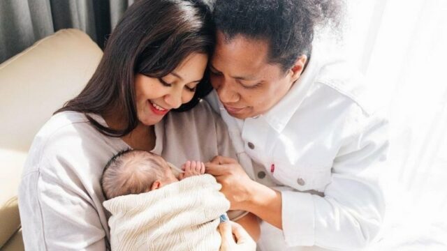 Ibunda Indah Permatasari masih enggan dan tak sudi temui cucu tercinta jika Arie Kriting tak penuhi persyaratan yang ia sebutkan.