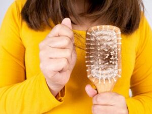Rambut rontok menjadi polemik serius di kalangan laki-laki dan perempuan. Rambut rontok dapat membuat seseorang tidak percaya diri.