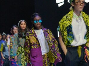 Bonge Citayam kini bersanding dengan para model papan atas Indonesia. Netizen sontak beri pujian kepada pentolan Citayam Fashion Week itu.