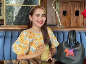 Isa Zega sindir Lucinta Luna dengan menyebutkan bahwa hasil operasi Lucinta gagal dan membuatnya tampak seperti nenek-nenek.