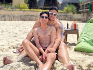 Ivang Gunawan baru saja hebohkan jagat maya dengan unggahan di laman Instagram pribadinya yang bermesraan dengan seorang cowok.