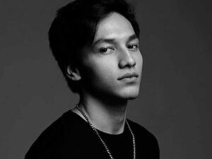 Aktor tampan Jefri Nichol diserbu warganet usai mengunggah sebuah foto mesra seorang pria dan wanita yang sedang berada di atas kasur.