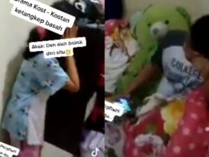 Sepasangn kekasih tertangka basah oleh teman-temannya yang sedang berduaan di dalam kamar kos, ia ngumpet di dalam selimut.