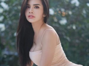 Maria Vania belum lama ini hebohkan publik dengan unggahan di akun Instagram pribadinya usai memposting foto dengan gaya nungginng.