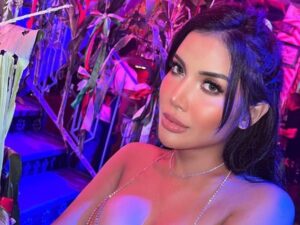 Millen Cyrus tuai sorotan warganet usai mengunggah potret ditinya yang seksi yang memperlihatkan belahan dadanya yang aduhai.