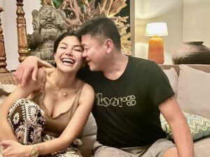 Cekricek.id - Selama ini sosok Nikita Mirzani diketahui begitu dekat dengan Fitri Salhuteru. Posenya yang dekat suami Fitri jado sorotan netizen