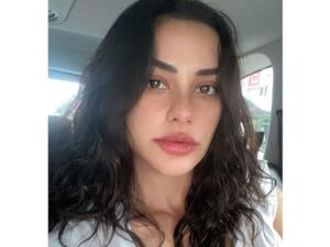 Nora Alexandra hebohkan warganet dengan unggahan di laman Instagramnya yang disebut norak saat tampil di atas panggung.