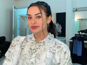 Nora Alexandra mendapat banyak hujatan dari warganet setelah melebarkan sayapnya di dunia tarik suara bersama dengan band suaminya.  