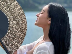Nora Alexandra belum lama ini hebohkan jagat maya dengan unggahan di laman Instagram pribadinya yang mengatakan bantu suami saat melarat.