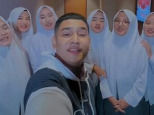 Syakir Daulay memamerkan video dirinya tengah bersholawat bersama beberapa wanita cantik yang tak lain adalah member Putih Abu-abu.