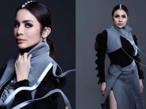 Cekricek.id - Momo ex-Geisha tampil dengan begitu cantik dan menawan dalam sebuah photoshoot terbarunya. Memakai pakaian yang unik dan dihiasi oleh make up tebal dan ghotic membuat wajahnya disebut-sebut mirip dengan karakter dalam anime.