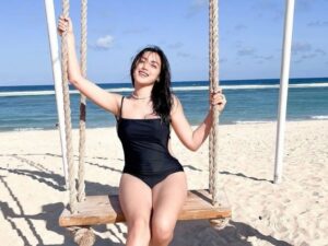 Jessica Iskandar membagikan sebuah foto pakai bikini ketika sedang berlibur di pantai melalui akun Instagramnya yang dikutip Minggu (18/9/2022). Bentuk perutnya disorot netizen karena terlihat sudah kempes dan langsing, padahal dia baru saja melahirkan belum lama ini.