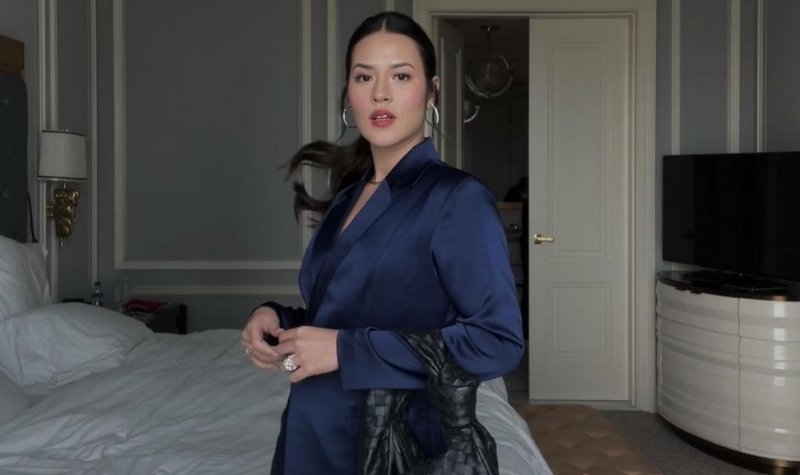 Raisa ramai pujian dari netizen usai membagikan foto lewat akun Instagramnya yang dikutip pada Minggu (18/9/2022). Pose menawan dengan rambut yang terkibas terlihat sangat unik namun tetap memukau. Saking cantiknya, penyanyi bersuara merdu itu bahkan dijuluki sebagai bidadari.