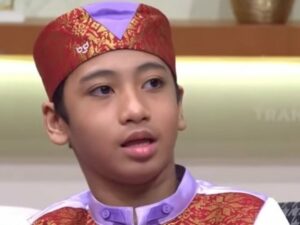 Naja adalah seorang bocah laki-laki penghafal Al-qur’an yang sangat menginspirasi. Meski memiliki keterbatasan fisik, hal itu sama sekali tak membuatnya berputus asa untuk menggapai mimpinya. Naja bahkan sudah menghafal 30 juz Al-qur’an dalam waktu yang terbilang singkat, yaitu selama sepuluh bulan.