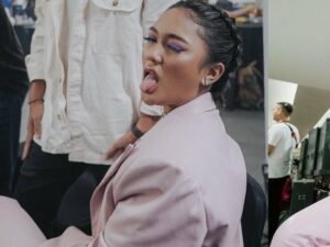 Penyanyi cantik Marion Jola disebut mirip dengan penyanyi populer asal Inggris bernama Dua Lipa. Pendapat itu diutarakan oleh netizen dalam kolom komentar unggahan terbarunya dikutip, Jumat (16/9/2022). Terlebih pada foto yang dibagikan, Marion tampil menawan sekaligus centil dengan menjulurkan lidahnya.