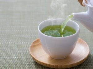 Selain kopi, secangkir teh hijau juga memberikan manfaat untuk usus dan sistem pencernaan. Teh hijau telah menjadi minuman populer selama berabad-abad, dipuji karena khasiatnya yang bermanfaat bagi kesehatan individu secara keseluruhan dengan konsumsi teratur.