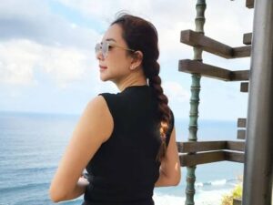 Aura Kasih dijuluki oleh netizen sebagai janda berkualitas tinggi. Hal itu dikutip dari kolom komentar unggahan terbarunya, Senin (5/9/2022).