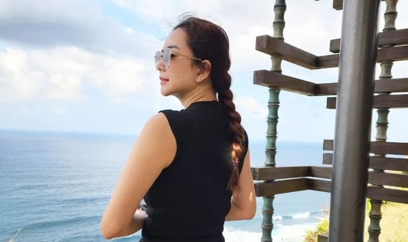 Aura Kasih dijuluki oleh netizen sebagai janda berkualitas tinggi. Hal itu dikutip dari kolom komentar unggahan terbarunya, Senin (5/9/2022).