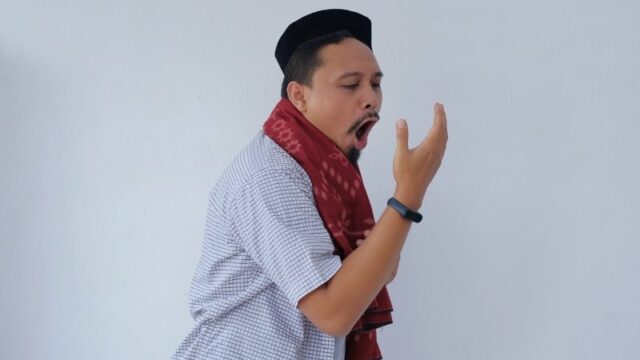 Cekricek.id - Mulut kita dimaksudkan untuk berfungsi sebagai lingkungan yang lembab. Mulut memiliki air liur yang diproduksi oleh kelenjar ludah. Dimana, ludah adalah cairan yang akan membantu memecah partikel makanan, membersihkan gigi dari kotoran, melindungi dari kerusakan gigi, dan membantu memudahkan menelan.