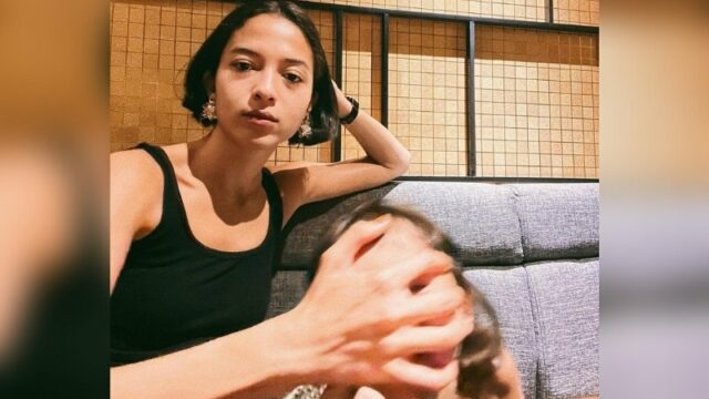 Cekricek.id - Putri Marino berhasil menghadirkan gelak tawa berkat aksinya yang kocak. Dalam unggahan terbaru di media sosialnya, istri Chicco Jerikho itu menutupi wajah anaknya dengan salah satu telapak tangan dengan gerakan meremas. Hal itu dilakukannya supaya wajah putri kecilnya tak terpublikasi kepada netizen.