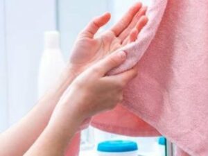 Cekricek.id - Meski tak terlihat secara kasat mata, bakteri ternyata sangat senang hidup di kulit kita. Bahkan diperkirakan ada sebanyak 3.200 jenis kuman di tangan kita saat ini. Kabar baiknya, tidak semuanya berbahaya bagi tubuh kita. Akan tetapi tetap saja, sebagian besar kuman yang membuat kita sakit adalah yang berasal dari tangan.
