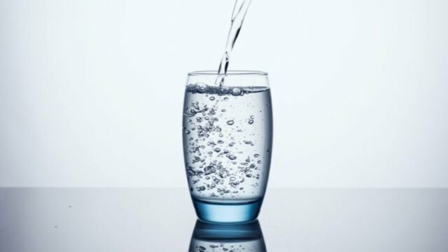 Cekricek.id - Meskipun air tidak memiliki sifat ajaib untuk membakar lemak, tapi air dapat membantu kamu menurunkan berat badan dengan cara yang tidak terduga. Hal itu memungkinkan karena air dapat membuat kenyang dan mencegah makan berlebihan.