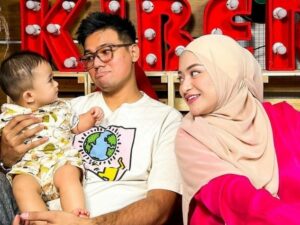 Nathalie Holscher semakin berani menunjukkan kedekatannya dengan kakak kandung Fuji, Frans Faisal. Netizen singgung reaksi sule.