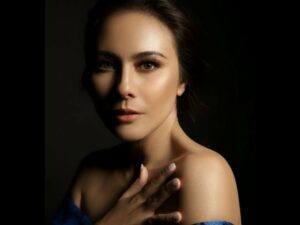 Wulan Guritno baru-baru ini melakukan sesi pemotretan di sebuah studio foto. Netizen memujinya penampilannya yang semakin awet muda.