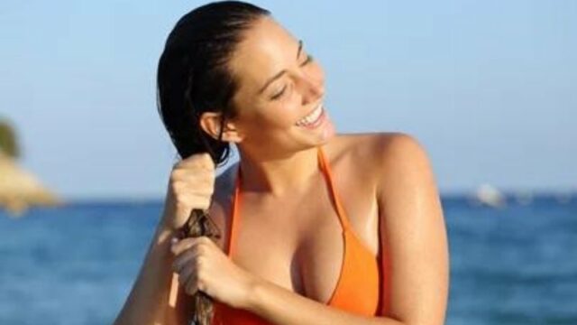Orang yang suka berenang di laut, mungkin merasa rambut mereka lebih bervolume. Namun, apakah air laut bisa memanjangkan rambut?