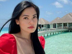 Titi Kamal membagikan sebuah foto dengan ekspresi wajah bengong di Instagram yang dikutip pada Jumat (16/9/2022). Pesona yang ditampilkan pada wajah melamunnya diakui oleh netizen sangat cantik dan selalu awet muda.