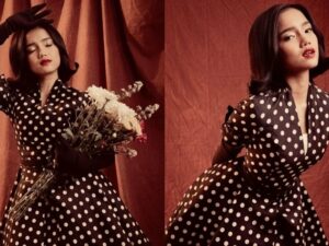 Fuji lagi-lagi menuai pujian dengan tampil dalam balutan style wanita muda zaman 80-an dengan baju motif polkadot dan rambut pendek yang melentik di bagian bawahnya.