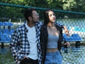 Cekricek.id - Anya Geraldine membagikan potretnya saat dirangkul oleh suami Nagita Slavina, Raffi Ahmad. Melansir kolom komentar akun Instagramnya, netizen banyak yang menuliskan rasa khawatirnya jika terjadi drama perselingkuhan di antara keduanya. Meski hanya candaan, netizen kompa menuliskan komentar sejenis itu.