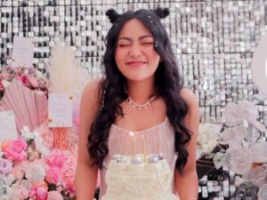 Cekricek.id - Rachel Vennya baru saja merayakan ulang tahunnya yang ke-27 pada tahun ini. Wanita cantik bertubuh seksi itu aktif membagikan serentetan momen perayaan pertambahan umurnya. Namun, bukannya bertambah tua, dia justru terlihat makin awet muda dengan dandanan yang ceria dan rambut kuncir tanduk di acara tiup lilinnya.